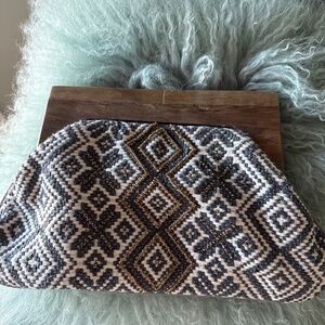 Versatile summer clutch